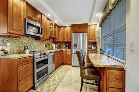 3520 Oaks Way, Pompano Beach, FL 33069