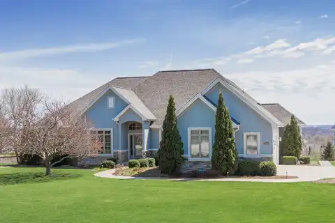 700 Bluestem Ct, Pewaukee, WI 53072