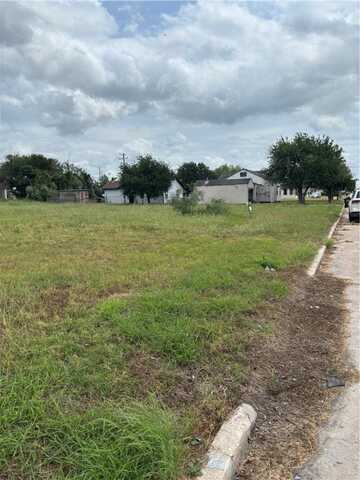 222 E Lott Ave, Kingsville, TX 78363