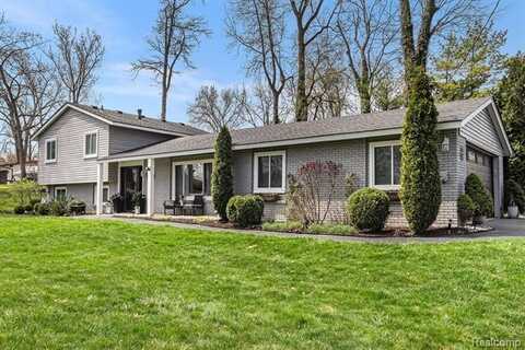 890 BEACHWAY Drive, White Lake, MI 48383