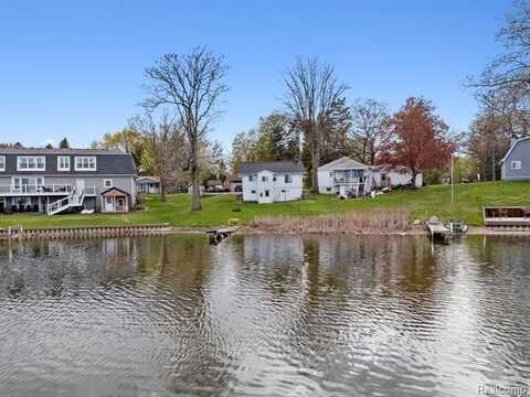 490 Chicago Drive, Howell, MI 48843