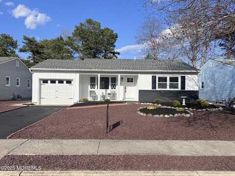 4 Zeeland Drive, Toms River, NJ 08757