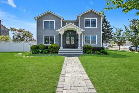 11 Knickerbocker Road S, Plainview, NY 11803