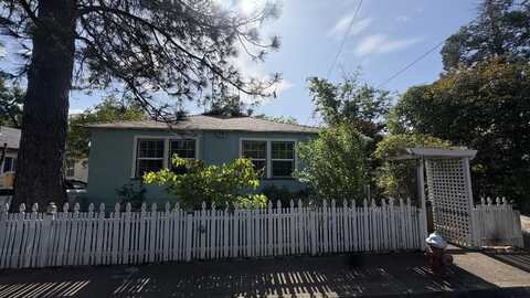 1020 East Street, Redding, CA 96001