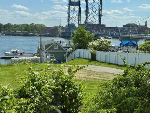 10 Island Avenue, Kittery, ME 03904