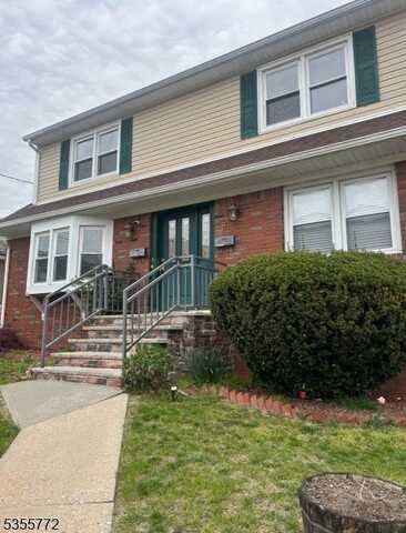8 Myrtle St, Lodi, NJ 07644