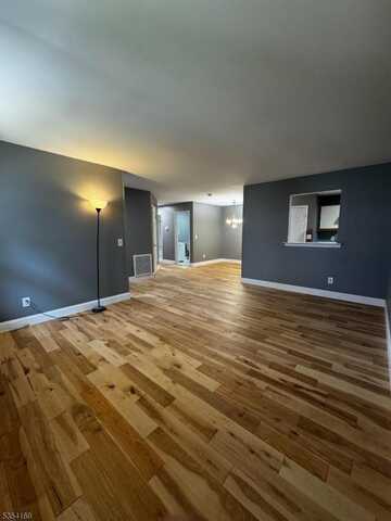 93 Kensington Dr, Piscataway, NJ 08854