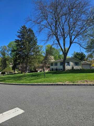 8 Tyler St, Sparta, NJ 07871
