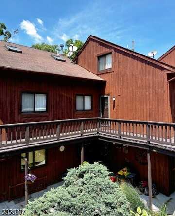 5 Powderhorn Ct, Vernon, NJ 07462