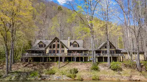 633 River Trail Ln, Lewisburg, WV 24901