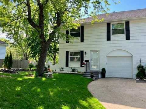 7171 NW Chapel Woods Circle, Kansas City, MO 64152