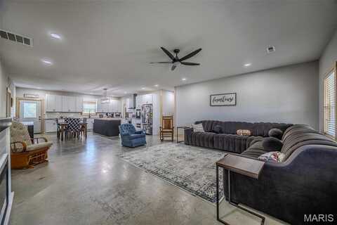 22950 Pin Oak Drive, Lebanon, MO 65536