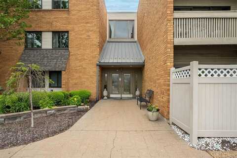 950 E Rue De La Banque, Creve Coeur, MO 63141