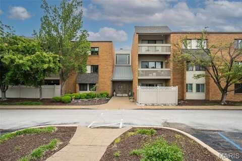 950 E Rue De La Banque, Creve Coeur, MO 63141