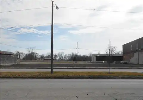 17 E Broadway Street, Witt, IL 62094