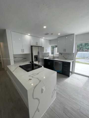 912 NE 5th St, Hallandale Beach, FL 33009