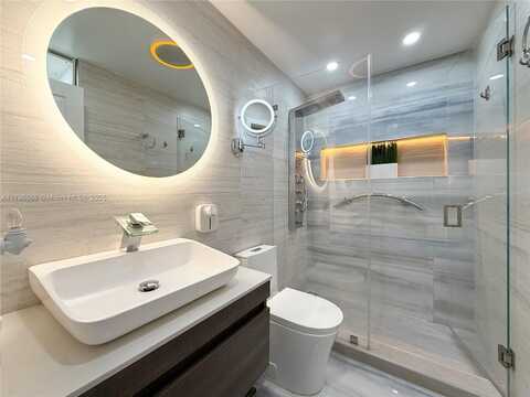 8425 NW 8th St, Miami, FL 33126