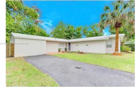 15831 Palmetto Club Dr, Miami, FL 33157