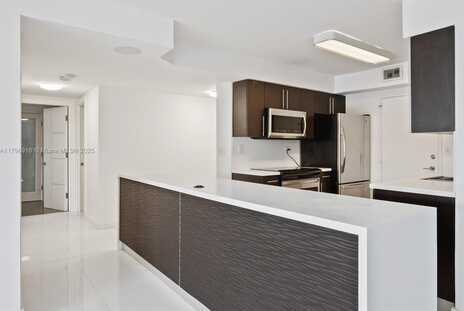 800 NE 195th St, Miami, FL 33179