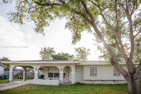 323 NE Midfield Ln, Port Saint Lucie, FL 34983