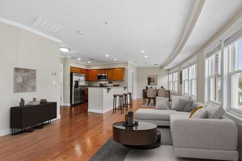 70 Great Rd, Bedford, MA 01730