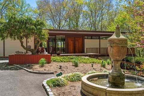 11 South Road, Oyster Bay Cove, NY 11771