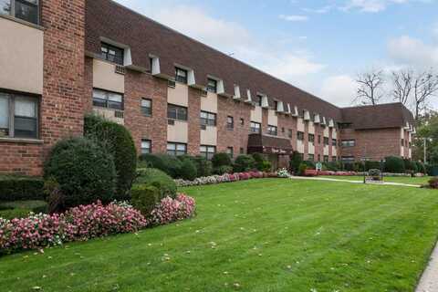 25 Elizabeth Street, Farmingdale, NY 11735