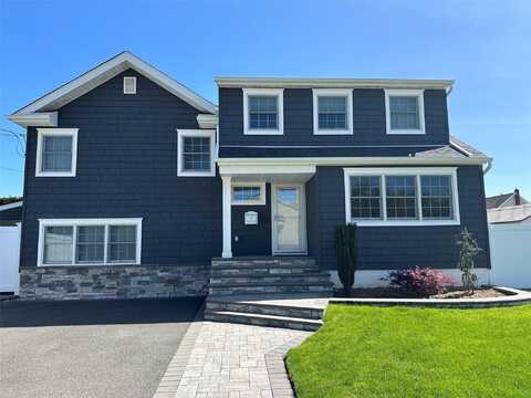 3 N Utica Avenue, Massapequa, NY 11758