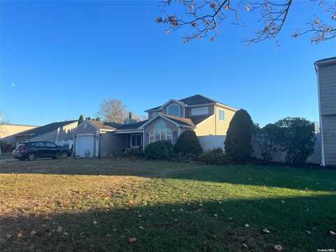 8 Thrasher Avenue, Bellport, NY 11713