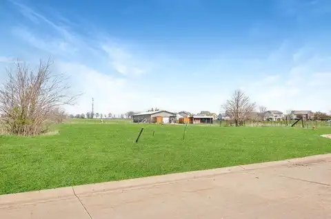 112 Fox Run Court, Le Roy, IL 61752