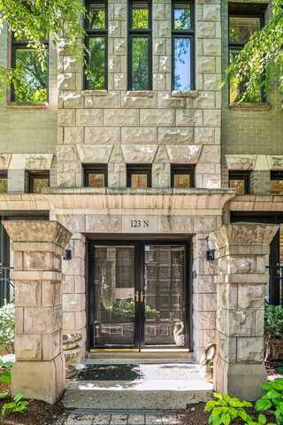 123 W Oak Street, Chicago, IL 60610