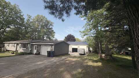 806 N Oaklawn, Harrison, MI 48625