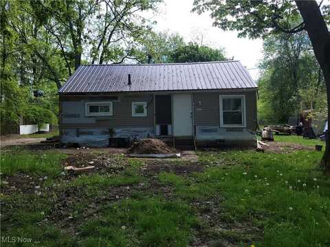 2913 Warren Drive, Uniontown, OH 44685