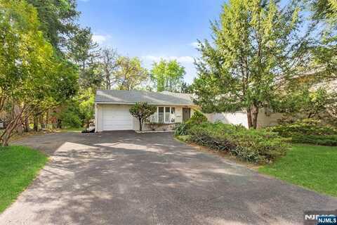 8 Halsey Lane, Closter, NJ 07624