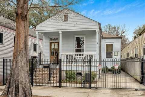 8237 APRICOT Street, New Orleans, LA 70118