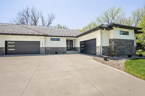 907 Crooked Tree, Dakota Dunes, SD 57049