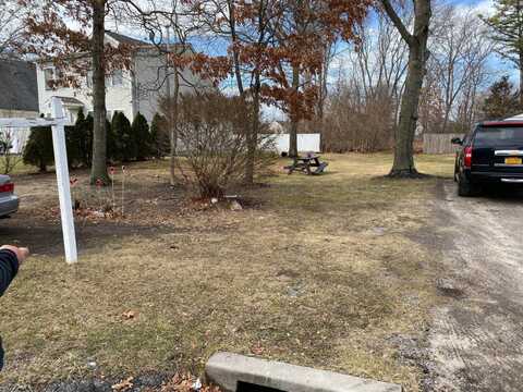 65 Essex Cir, Shirley, NY 11967