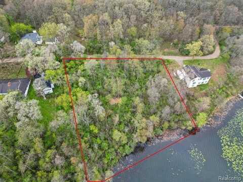 000 Greenleaf Drive, Holly, MI 48442