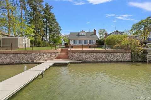 6684 HATCHERY Road, Waterford, MI 48327