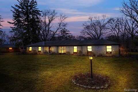 28201 W KALONG Circle, Southfield, MI 48034