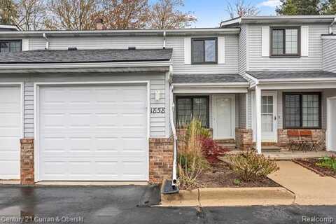 1858 N PONTIAC Trail, Walled Lake, MI 48390