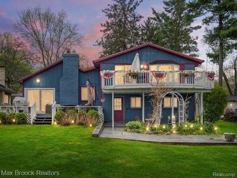 9431 MANDON Road, White Lake, MI 48386
