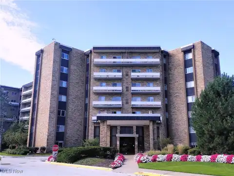 Acacia Park Dr, Lyndhurst, OH 44124