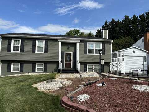 3924 St James CIR, Roanoke, VA 24018