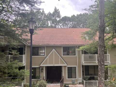 7j Foxwood Dr, Plainsboro, NJ 07950