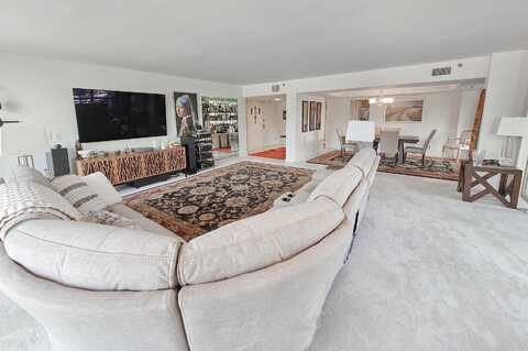 2427 Presidential Way, West Palm Beach, FL 33401