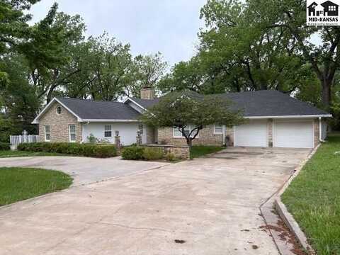 2801 N Meadowlake Dr, Hutchinson, KS 67502