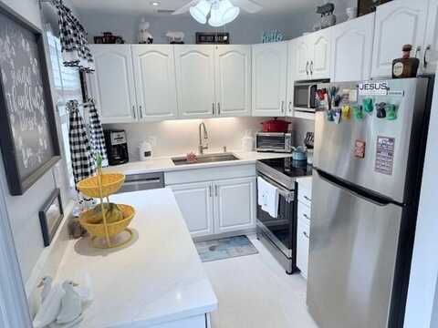 64 Oakridge E, Deerfield Beach, FL 33442