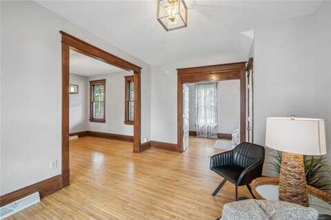 909 22nd Avenue NE, Minneapolis, MN 55418