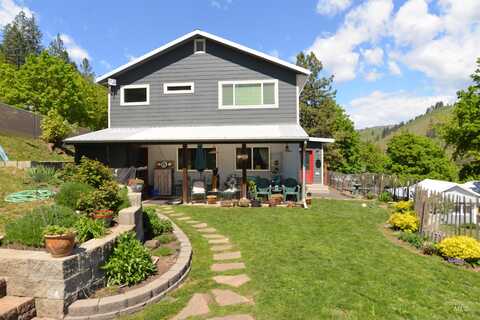 415 W Howard St, Peck, ID 83545